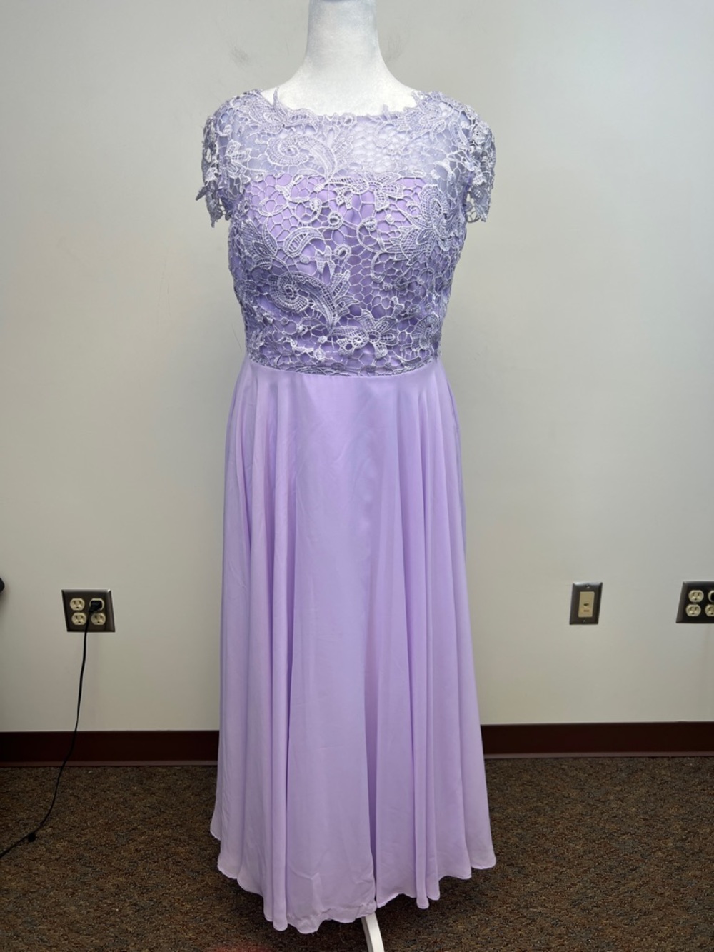 JJ's House Lavender/Lilac Lace Chiffon Flowy Zipped Cap Sleeve Formal Dress Sz M